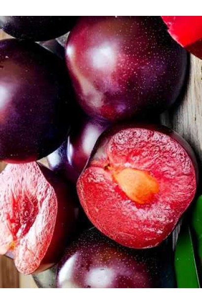 Плумкот Априсали в разрезе — оранжевая сочная мякоть.